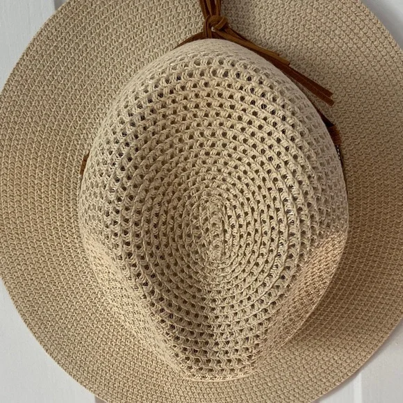 NWOT/ Stylish Tan Woven Cowgirl Hat - Picture 4 of 8